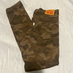 Levi’s 311 shaping skinny camo